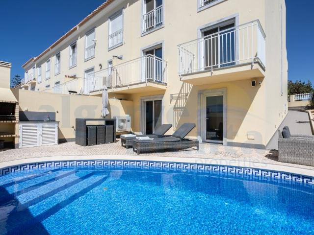 EXCLUSIVO! Moradia T3 Moderna com Piscina Privada no coração de Vila Nova de Cacela