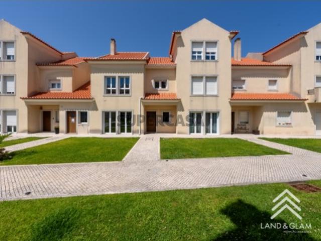 Exclusivo! Moradia T4+1 em condomínio com piscina em Mafra
