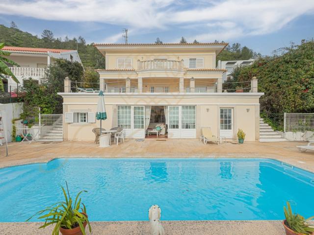 EXCLUSIVO! Moradia Clássica com 4 Suítes Vista de Mar e Piscina