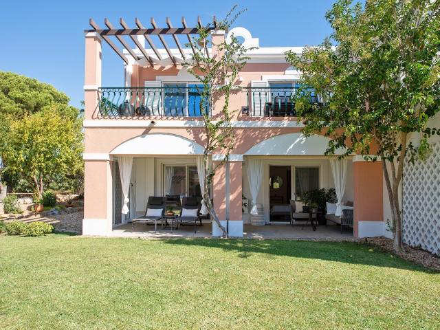 EXCLUSIVO — Moradia em linha elevated com vista para o golfe. 101m² Almancil