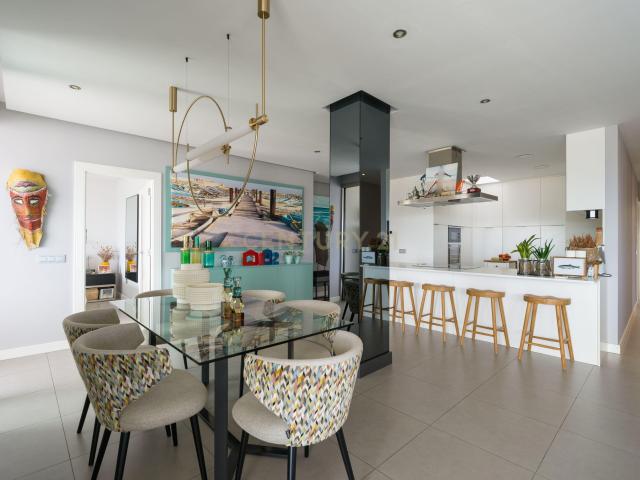 Exclusivo super atico con terraza de 60 metros junto al puerto y canteras!