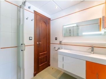 ? *Exclusivo Pareado de 4 Dormitorios con Piscina Privada y Ascensor en Calle Camelia