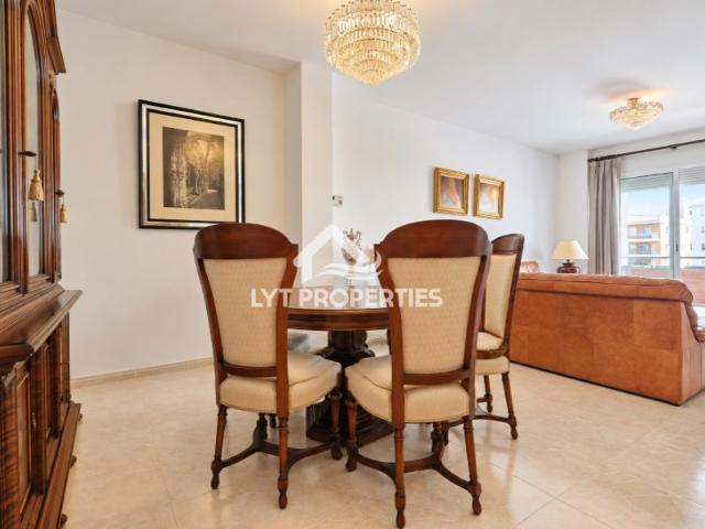 Exclusivo piso con vistas al mar y terrazas en el corazón del puerto de Jávea
