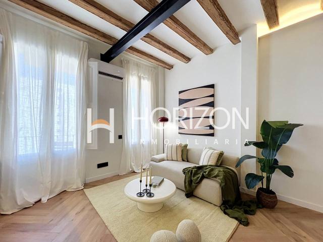 Exclusivo piso de diseño con terraza sur y carácter histórico en la calle Parlament — Sant Antoni