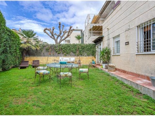 Exclusivo piso de esquina con jardín privado en Tomares, Santa Eufemia