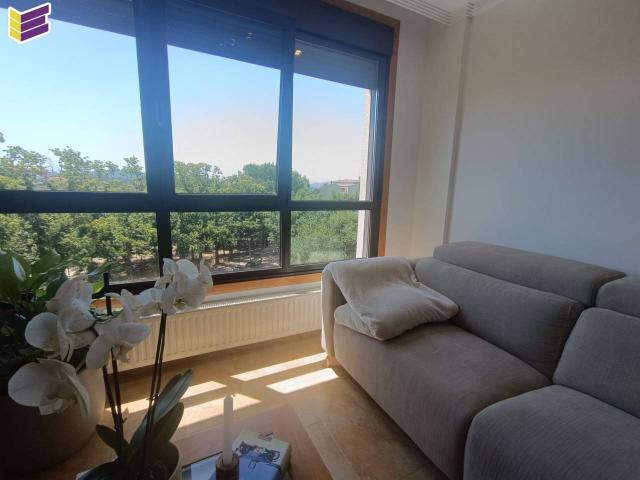 Exclusivo Piso Exterior en el Corazón de Ponteareas: Amplitud, Luz y Confort