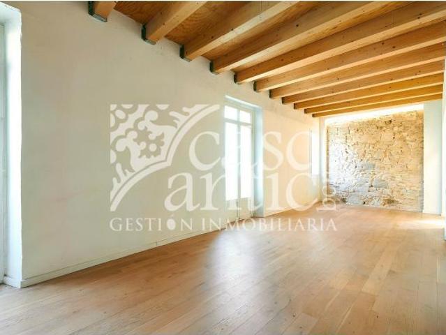 Exclusivo Piso Reformado en el Corazón de Barcelona: Estilo y Confort a Tu Alcance