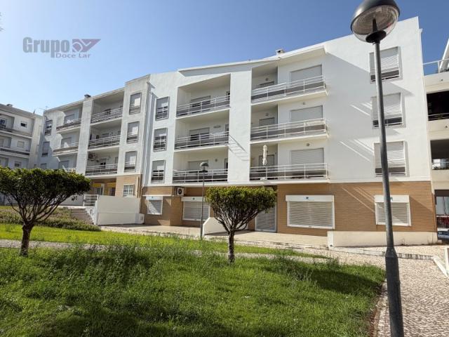 Exclusivo T1+1 Totalmente Remodelado na Cotovia, Sesimbra Conforto, Vista Jardim, Estacionamento e Elevador