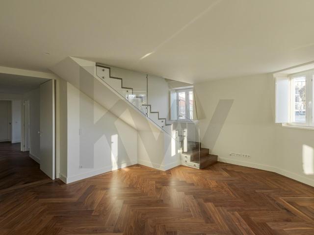 Exclusivo T2+1 Duplex de 152 m² com Vista Panorâmica e Garag. 152m² Estrela
