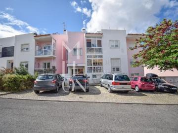 Exclusivo T2 com Logradouro de 48m², Box e Vista Serra de Sintra – Alcabideche