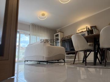T2 com Terraço Privativo 72m² e Garagem em Famões | Totalmente Remodelado | Localização Premium