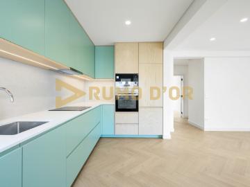 Exclusivo T2 com Vista Mar em Santa Cruz Elegância, Conforto e Localização Premium