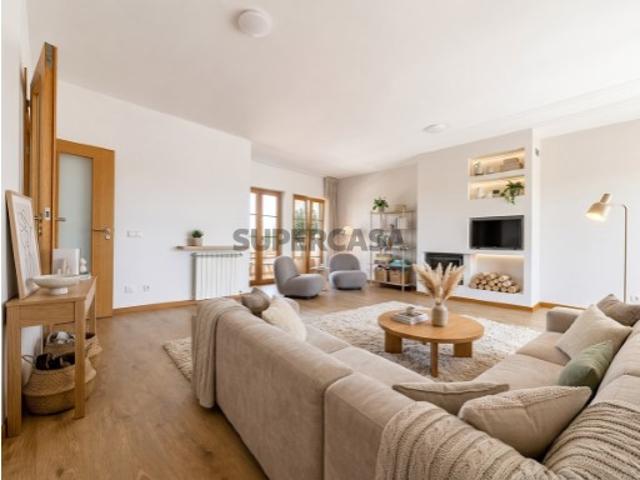 Exclusivo T2 na Quinta da Beloura | 2 Suítes + Lavabo | 2 Vagas de Garagem | Arrecadação, Despensa, Piscina & Elevador