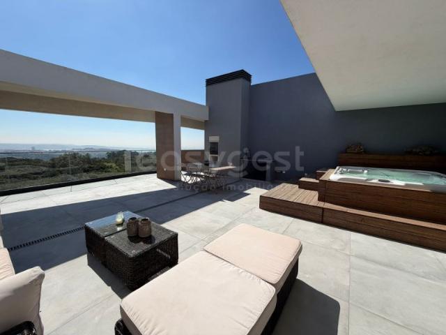 Exclusivo T4 de Luxo no Condomínio Sky City Terraço de 185m² com Vista Panorâmica sobre o Tejo