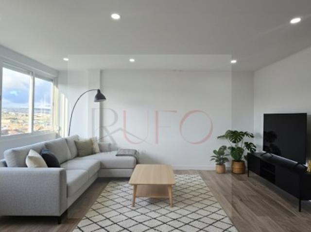 Exclusivo T4 Totalmente Remodelado com Vista Panorâmica Amadora