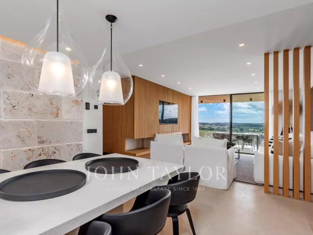 Exclusivos áticos en una zona privilegiada orientada al sur con vistas panorámicas al campo de golf