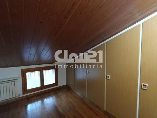 Exclusiva casa unifamiliar con local comercial y dúplex reformado en La Pobla de Lillet