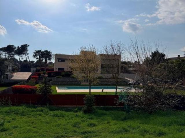 EXCLUSIVA CASA UNIFAMILIAR EN UNA SOLA PLANTA CON GRAN PARCELA Y PRIVACIDAD ABSOLUTA