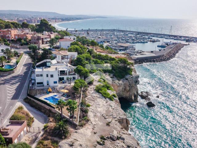 Exclusiva casa unifamiliar situada en primera línea de mar y. 522m² Torredembarra