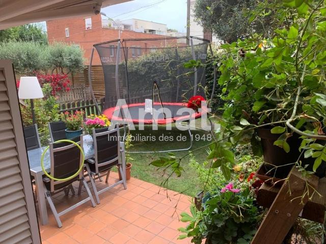 Exclusiva casa adosada esquinera con jardín privado en Sant Just Desvern