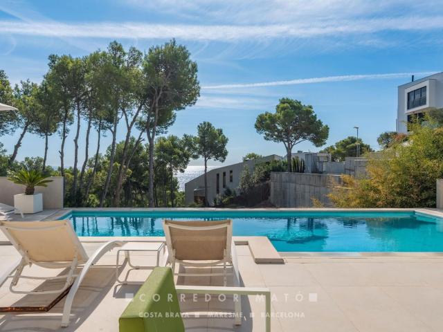 Exclusiva casa contemporánea con vistas panorámicas y al mar. 331m² Tamariu