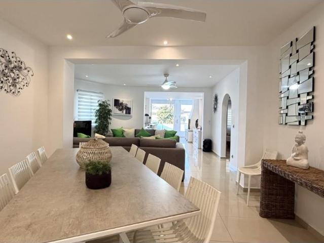 Exclusiva casa de 7 dormitorios y amarre en canal ancho 225m² Empuriabrava