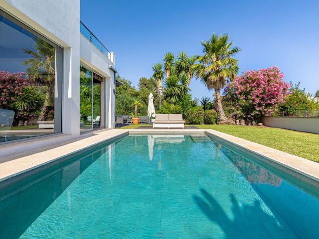 Exclusiva casa de 418 m2 en venta Marbella, España