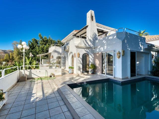 Exclusiva casa de 448 m2 en venta Nueva Andalucia, España