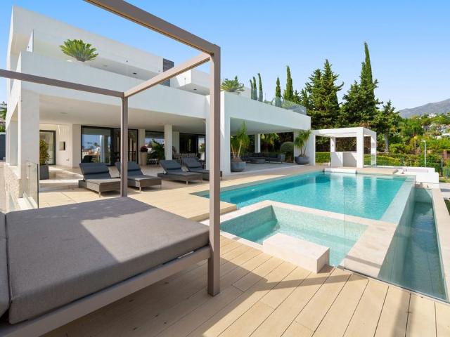 Exclusiva casa de 473 m2 en venta Nueva Andalucia, España