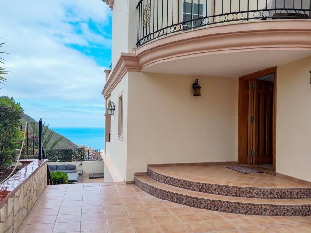 Exclusiva casa de 5 dormitorios con vistas panorámicas al océano