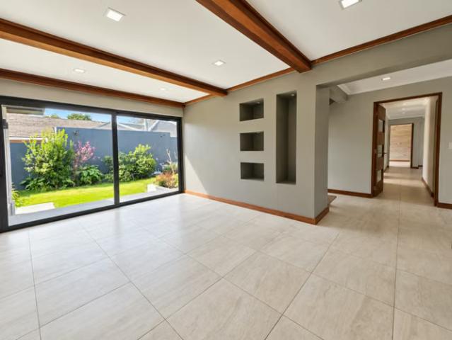 Exclusiva Casa de 5 Dormitorios y Piscina en Avenida España | 5 dormitorios por 10000.00 en Curicó