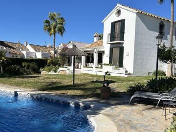 Exclusiva casa de 200 m2 en venta New Golden Mile, Estepona, Andalucía