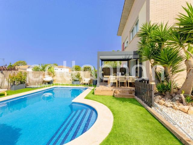 Exclusiva casa de 230 m2 en venta Puebla de Vallbona, España