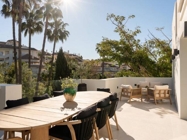 Exclusiva casa de 304 m2 en venta Nueva Andalucia, España
