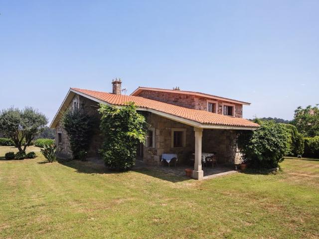 Exclusiva casa de 346 m2 en venta Calle Marola 14, Dexo Lorbé, Dexo, Provincia de La Coruña, Galicia