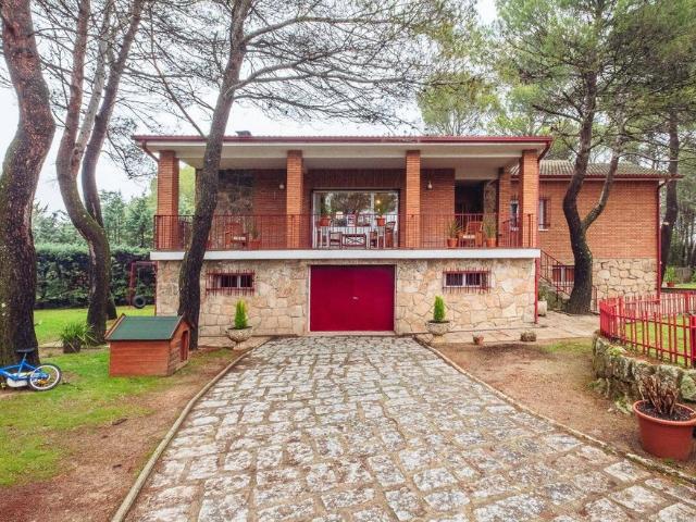 Exclusiva casa de 367 m2 en venta Cabanillas de la Sierra, España