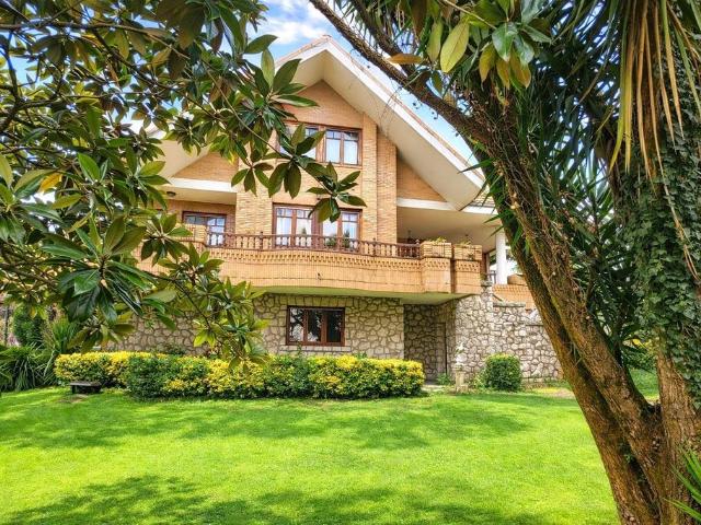 Exclusiva casa de 376 m2 en venta Torrelavega, Cantabria