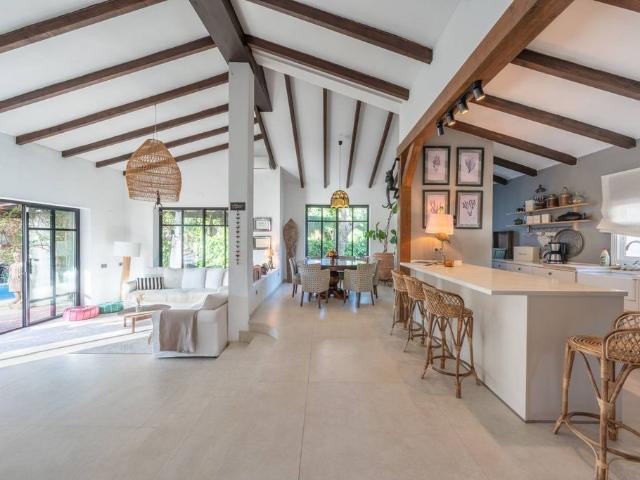 Exclusiva casa de 377 m2 en venta Estepona, España