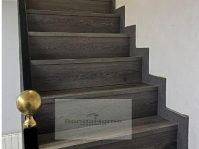 Exclusiva casa de 3 plantas con jardín, piscina y vistas al río en Calle Carril