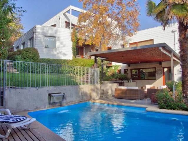 Exclusiva casa de arquitecto en condominio colegio wenlock