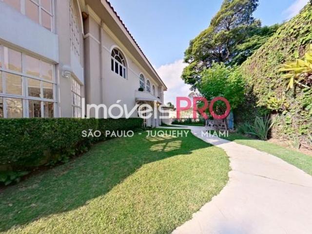 Exclusiva Casa de Cinema no Jardim Everest, Cidade Jardim, com 5 suítes e 700 m² de terreno!