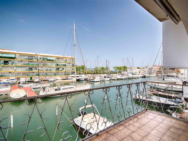 Exclusiva casa de pescador con amarre privado en Empuriabrav. 164m² Empuriabrava