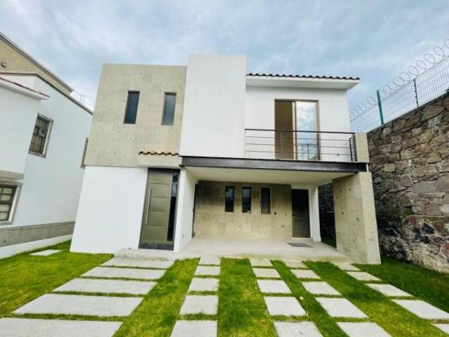 HERMOSA CASA EN VENTA CONDADO DEL VALLE EN ESQUINA METEPEC A 15 mi. GALERIAS METEPEC