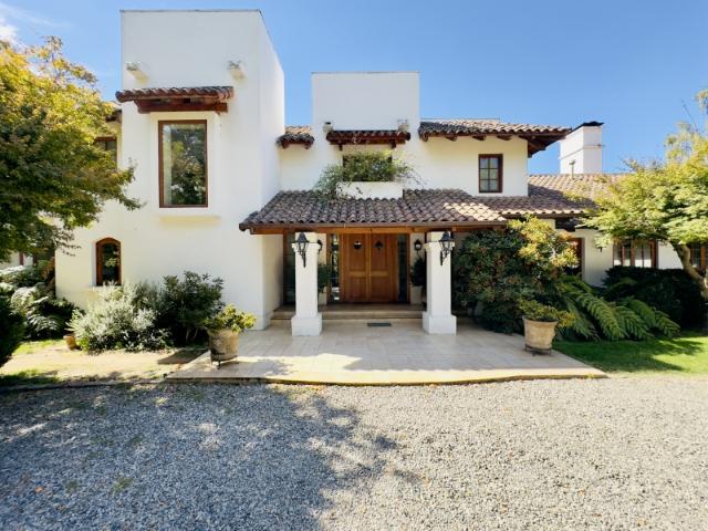 EXCLUSIVA CASA EN VENTA CONDOMINIO CERRADO