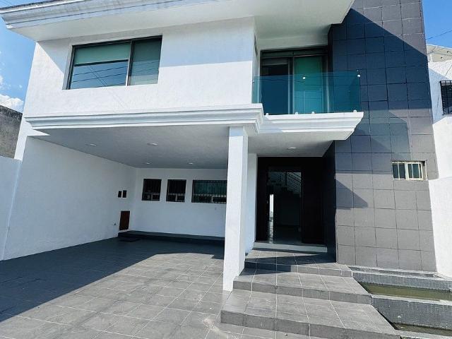 Exclusiva Casa En VENTA O RENTA Remodelada✨