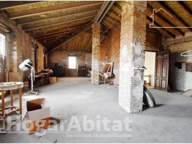 ¡EXCLUSIVA CASA EN EL CENTRO CON GRAN POTENCIAL PARA REFORMAR!