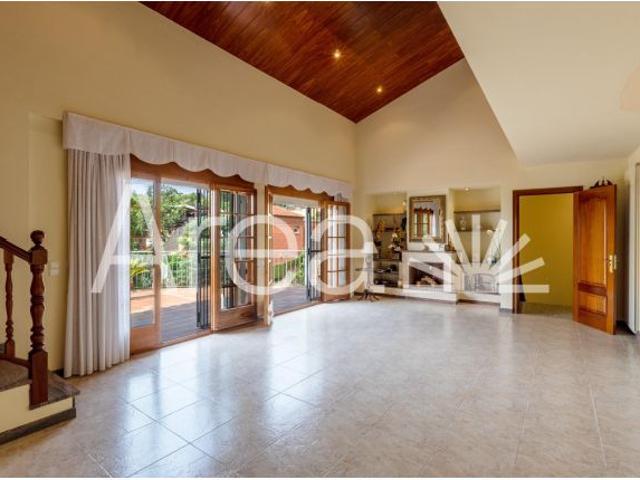 Exclusiva casa en Les Sureres de Mataró – Privacidad, amplitud y entorno privilegiado