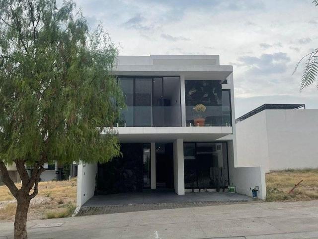 EXCLUSIVA CASA EN RENTA/VENTA EN ST. ANGELO RESIDENCE AL NORPONIENTE DE AGS
