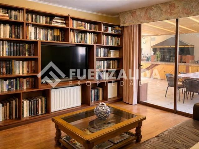 Exclusiva Casa Familiar con Piscina y Quincho en Peñalolén | 4 dormitorios por 8900.00 en Peñalolén