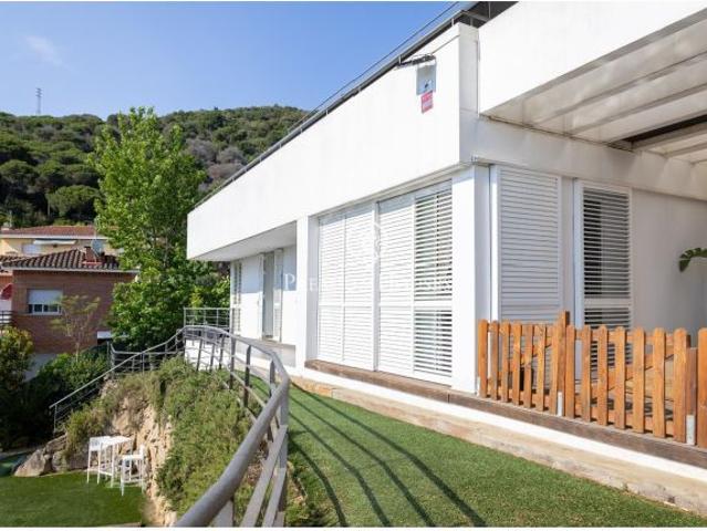 Exclusiva casa independiente reformada con piscina, vistas al mar y a la montaña en Cabrils